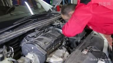 机械师检查汽车故障，寻找机械故障或损坏